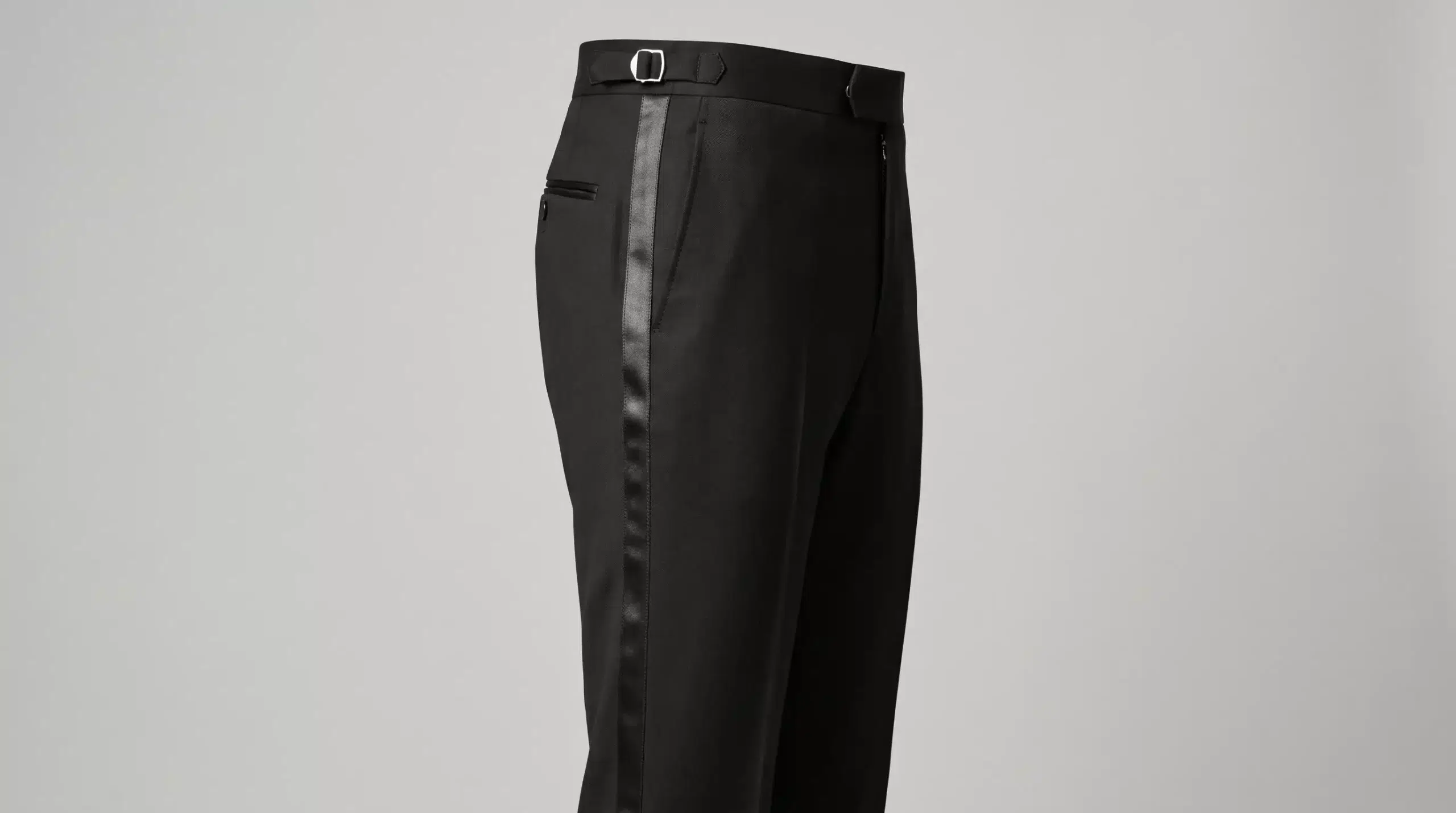 Le pantalon à galon de soie sans passants de ceinture