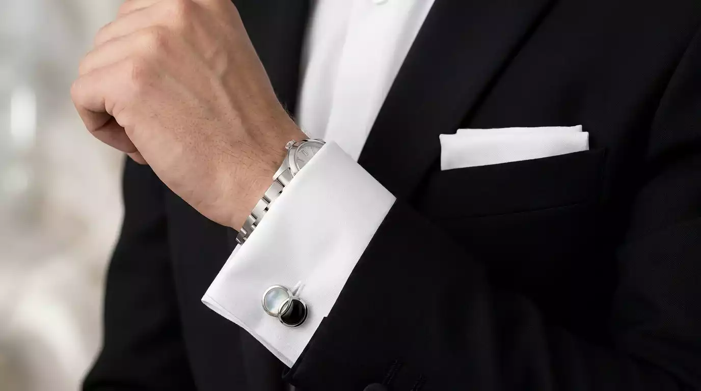 Les boutons de manchette et la pochette blanche